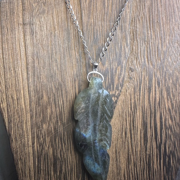Long Rainbow Flash Labradorite Leaf Pendant Necklace on Stainless Steel Chain - Picture 10 of 13
